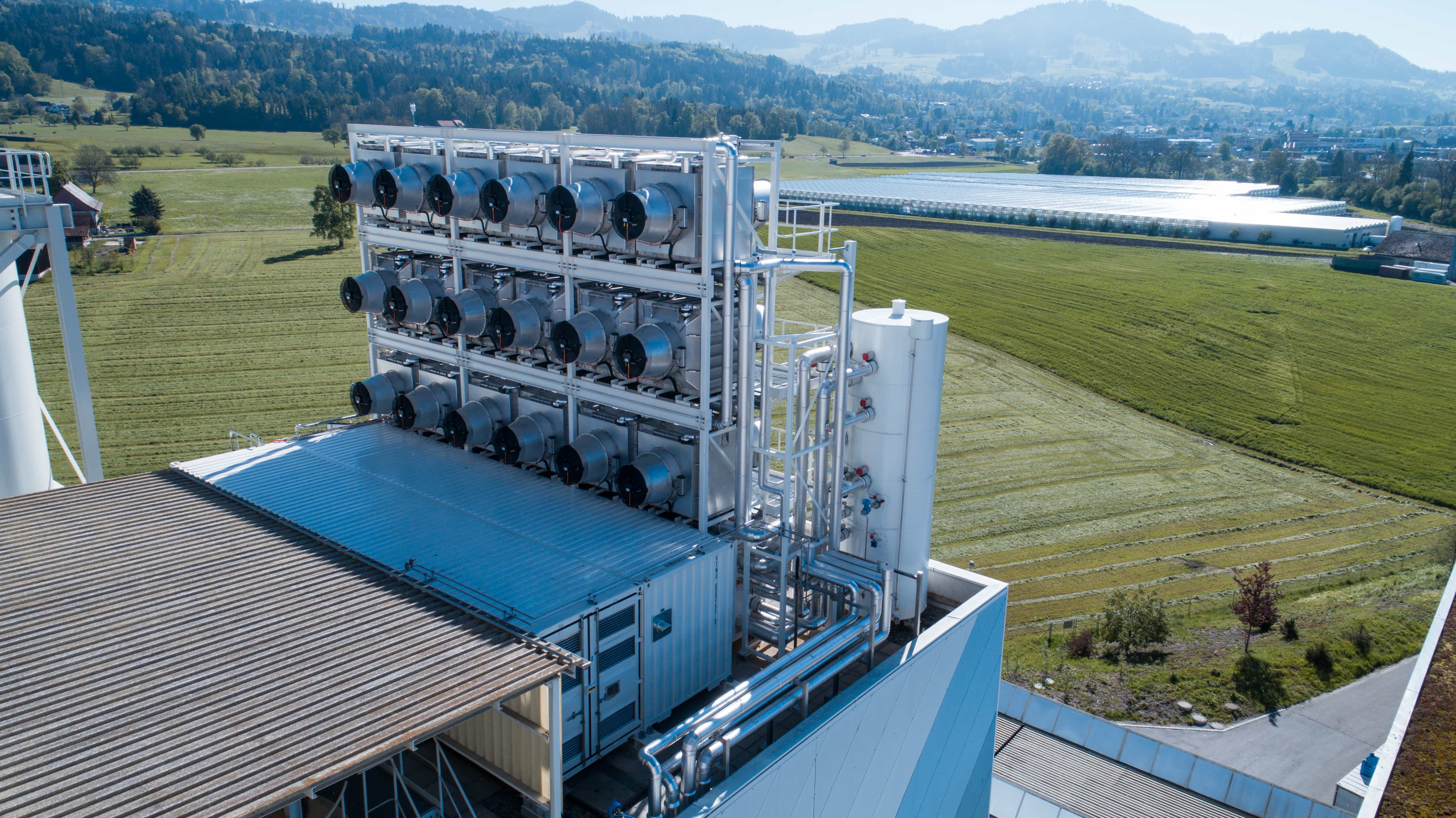 climeworks-er-ffnet-co2-filteranlage-in-hinwil-bfe-magazin