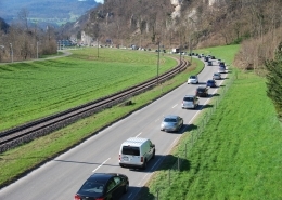 Strasse Richtung Klus (SO) mit Schiene