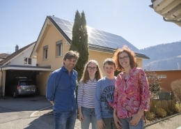 Die vierköpfige Familie Hässig wohnt in Walenstadt und nimmt am Pilotprojekt Quartierstrom teil