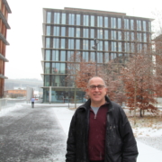 Geothermie-Experte Gunter Siddiqi vor dem BFE-Gebäude in Ittigen