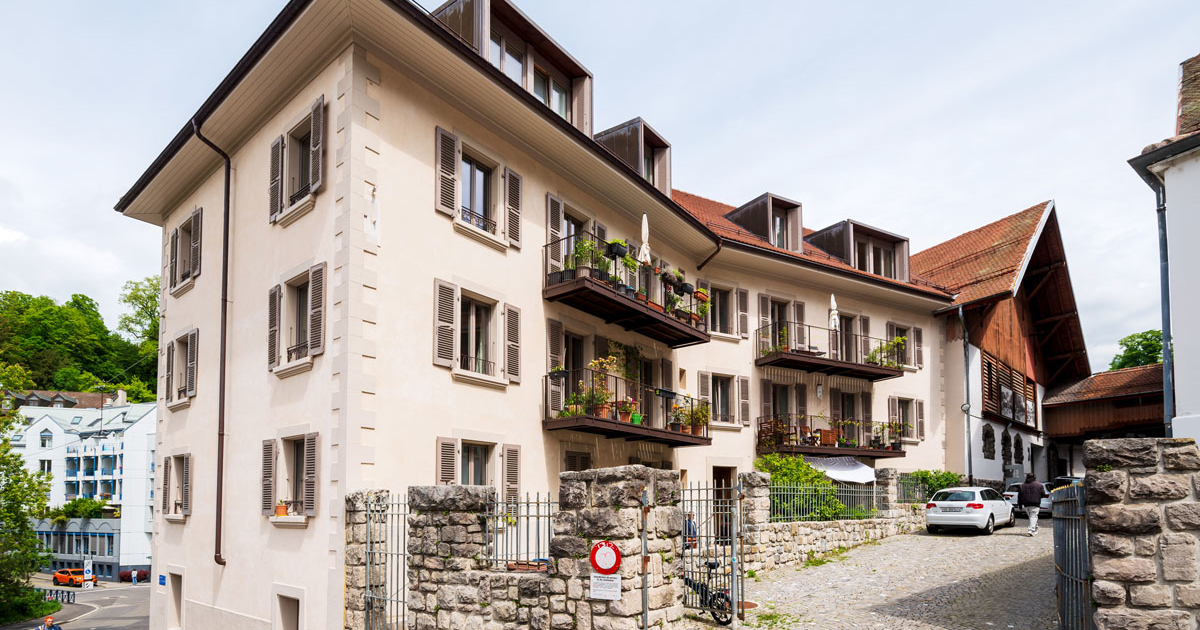 Sanierungsbeispiel Mehrfamilienhaus: Der ursprüngliche Charakter des ehemaligen Arbeiterhauses am Eingang des Vallon-Quartiers in Lausanne wurde bei der energetischen Sanierung beibehalten.