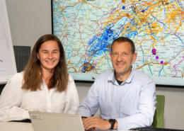 Nicole Lupi, spécialiste en géothermie à l'OFEN et Laurent Scheurer, Spécialiste en géoénergie à swisstopo avec en fond des données de map.geo.admin.ch.