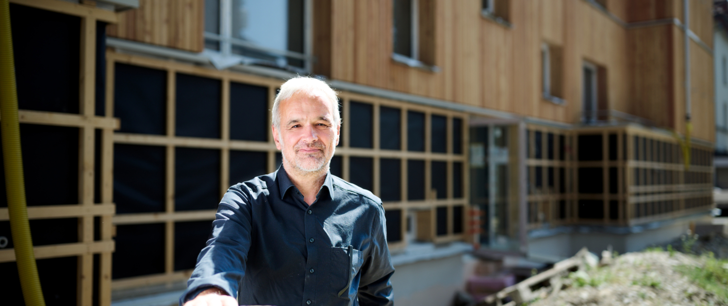 Wohnbaugenossenschaft St. Gallen: Der Architekt Georg Streule vor der sanierten Wohnbaugenossenschaft