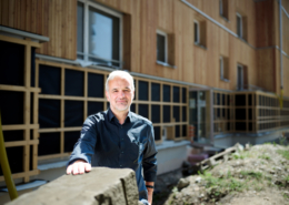 Wohnbaugenossenschaft St. Gallen: Der Architekt Georg Streule vor der sanierten Wohnbaugenossenschaft