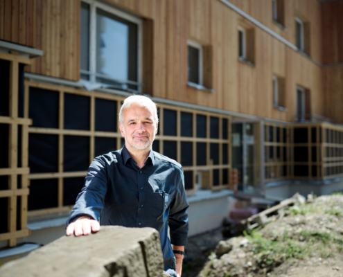 Wohnbaugenossenschaft St. Gallen: Der Architekt Georg Streule vor der sanierten Wohnbaugenossenschaft