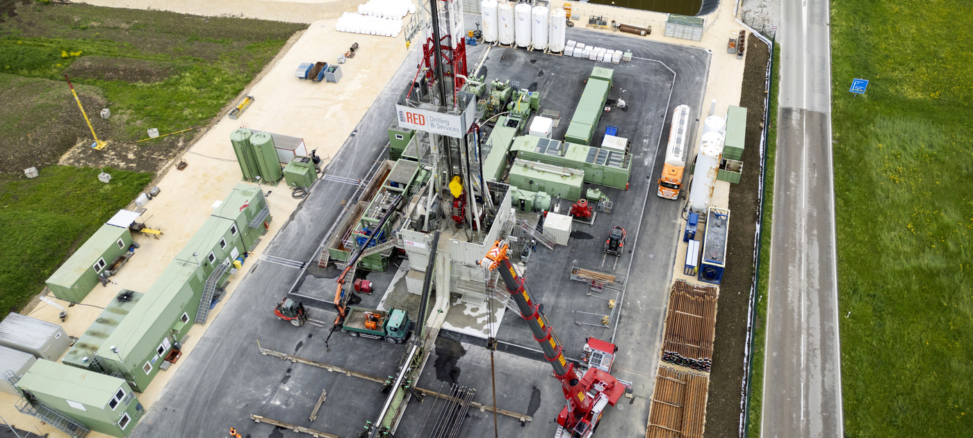 Das Bohrgerät der Pilotbohrung des EGS Projekts in Haute-Sorne. Ist die Bohrung einmal ausgeführt, verschwindet das Bohrgerät und an der Oberfläche bleibt primär nur noch ein Betriebsgebäube sichtbar.