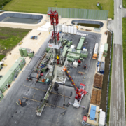 Das Bohrgerät der Pilotbohrung des EGS Projekts in Haute-Sorne. Ist die Bohrung einmal ausgeführt, verschwindet das Bohrgerät und an der Oberfläche bleibt primär nur noch ein Betriebsgebäube sichtbar.