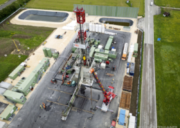 Das Bohrgerät der Pilotbohrung des EGS Projekts in Haute-Sorne. Ist die Bohrung einmal ausgeführt, verschwindet das Bohrgerät und an der Oberfläche bleibt primär nur noch ein Betriebsgebäube sichtbar.