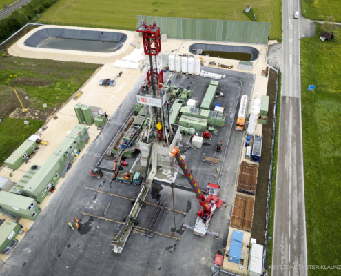 Das Bohrgerät der Pilotbohrung des EGS Projekts in Haute-Sorne. Ist die Bohrung einmal ausgeführt, verschwindet das Bohrgerät und an der Oberfläche bleibt primär nur noch ein Betriebsgebäube sichtbar.