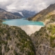 Luftaufnahme mit Panoramablick auf den Emosson-Staudamm und den Emosson-See in den Schweizer Alpen, Stausee für erneuerbare Wasserkraft und Berglandschaft.